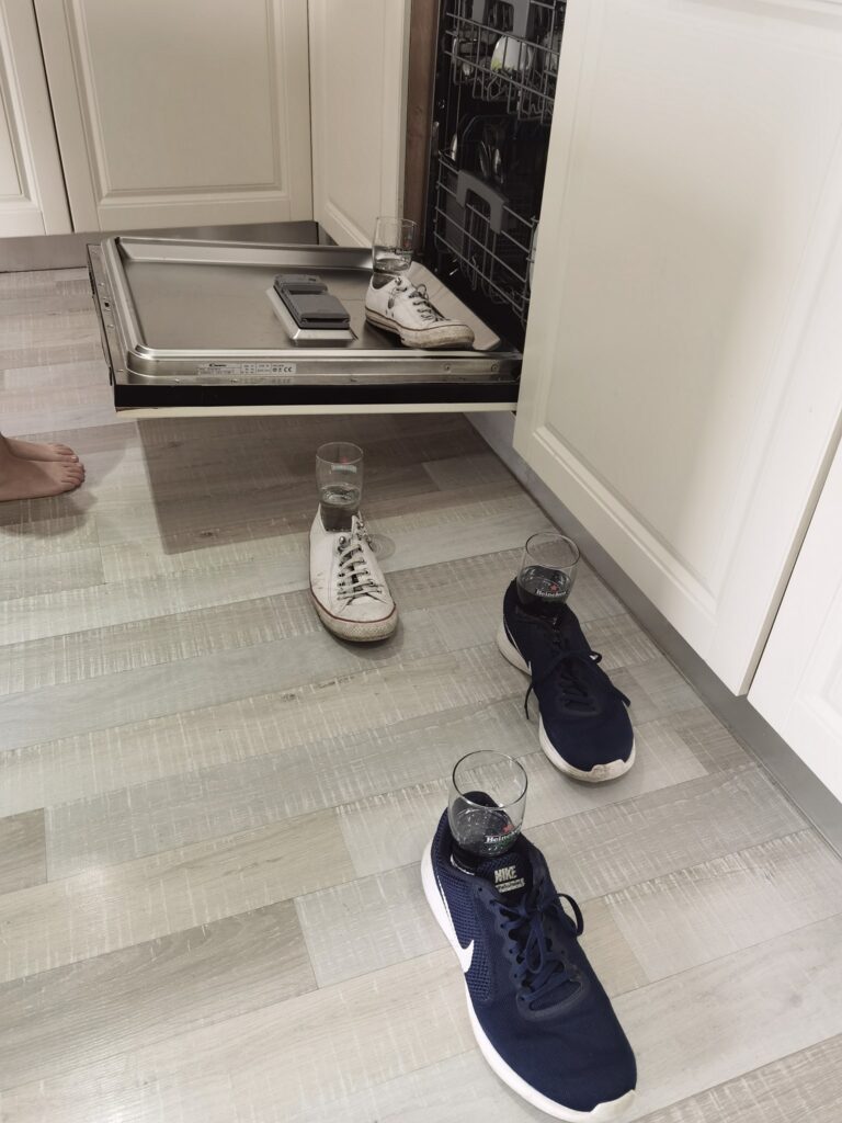 Veronika, vodaaaa teče iz pomivalca